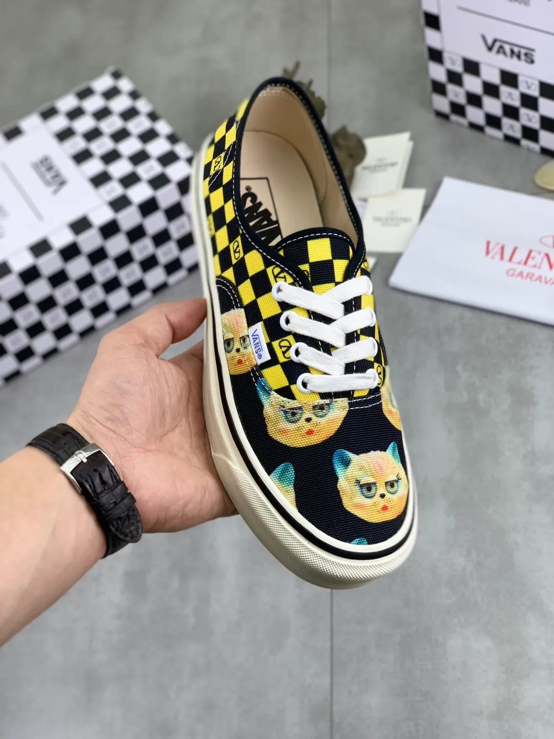 Men's shoes 💰P460 New Valentino❌Wans co-branded Valentino and Vans release new co-branded sneakers, integrating Valentino's Italian high-definition aesthetics and Vans's free and authentic spirit, giving classic shoes a personality that spans the ages. Many stars - Jolin Tsai. Yang Zi. Liu Wen. Ma Baiquan. Choi Soobin. freen. Song Zuer. JJ Lin. zel. Cecilia Cheung. shark. Xin Yunlai...Same style. Female model: 35-42 (41.42 is custom-made and non-refundable) Men's model: 39-46 (45.46 is custom-made and non-refundable)